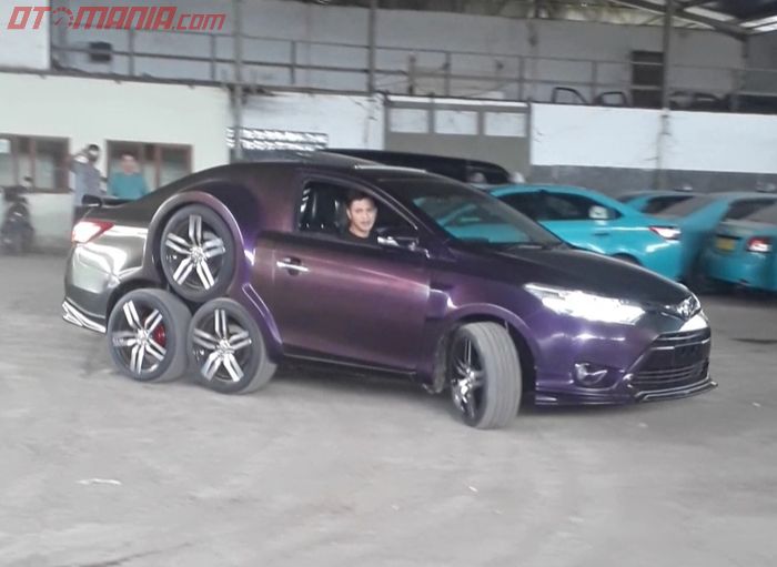 Toyota Limo 8 roda sedang menjajal aksi slalom