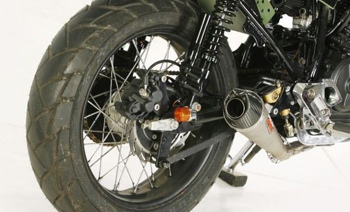 Modifikasi Yamaha Scorpio Tracker Army Look, Supensi belakang dan knalpot