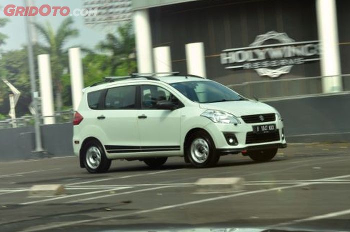 Modifikasi Suzuki Ertiga GL 2012 milik Febrian Kurniaji. Awalnya bergaya rally look 