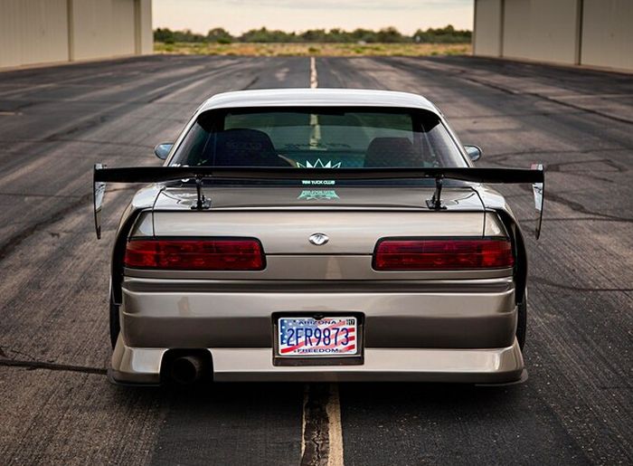 Tampilan belakang modifikasi Nissan Silvia S13 alias Nissan 240SX bergaya street racing