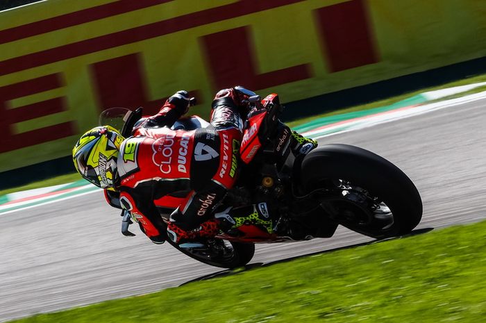 Pembalap Ducati, Alvaro Bautista dalma sesi latihan WSBK Italia hari Jumat (10/5)