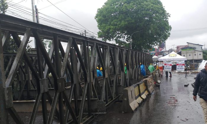 Kementerian PUPR tangani longsor di Jalan Nasional Bogor-Sukabumi dengan pemasangan jembatan rangka baja atau bailey.