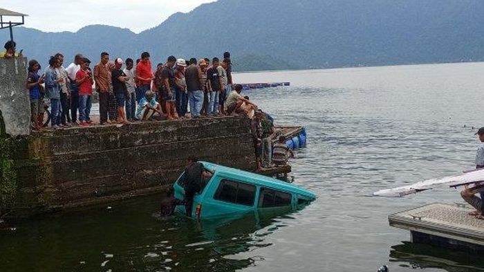 Warga berusaha mengevakuasi Suzuki Carry yang tercebur Danau Maninjau, Sumatera Barat