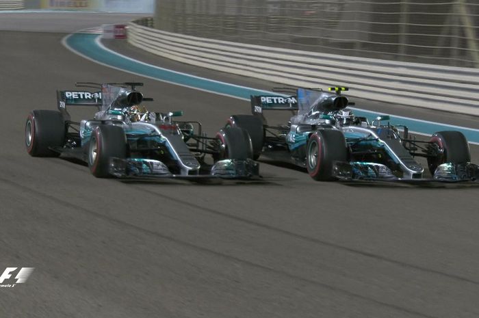 Dua pembalap tim Mercedes, Valtteri Bottas (kanan) dan Lewis Hamilton (kiri) finish 1-2 di GP F1 Abu Dhabi 2017