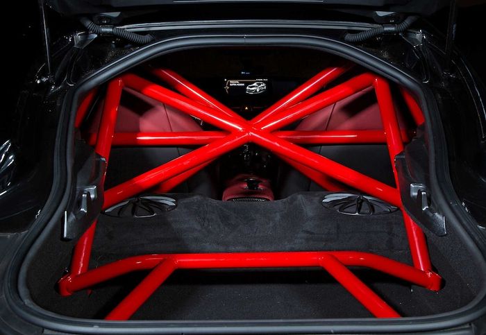 Tampilan kabin modifikasi Toyota Supra A90 dipasangi roll bar warna merah