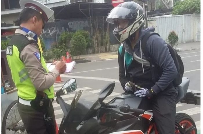 Pelat motor disimpan di winshiled amankah? 