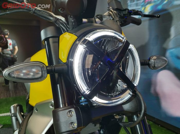 Headlamp Ducati Scrambler kini menggunakan LED dengan aksen 'X' di tengahnya
