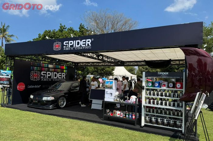 Salah satu daya tarik utama di booth Spider SPC100 Ultra Mirror Chrome yang diklaim sebagai satu-satunya cat chrome produksi Asia Tenggara dengan efek cermin sempurna.