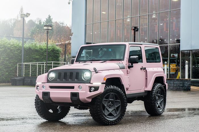 Modifikasi Jeep Wrangler JK berbodi pink hasil garapan Kahn Design