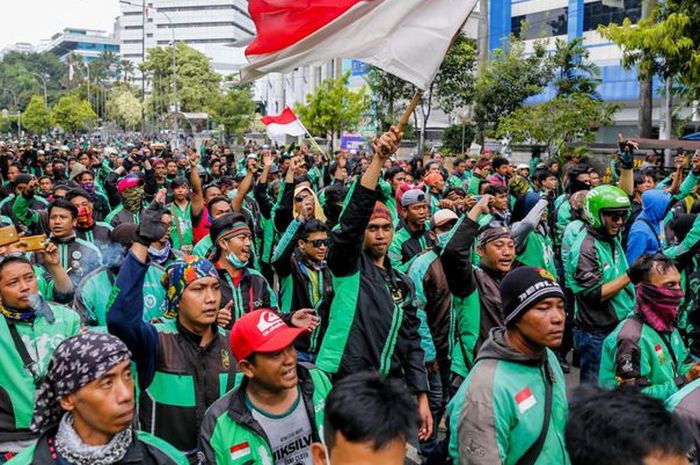 Massa dari pengemudi ojek online menuntut pemerintah membantu untuk berdiskusi dengan perusahaan tra