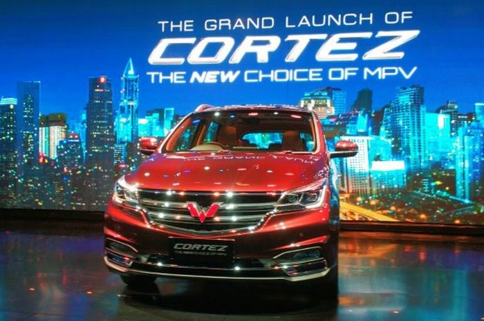 MPV Wuling Cortez saat diluncurkan di Ballroom Kempinski Hotel, Jakarta, Kamis (8/2/2018) sore. MPV bermesin bensin dengan penggerak roda depan ini disebut-sebut sebagai penantang serius Toyota Innova. 