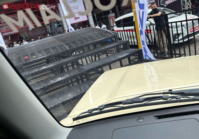 Jimny saat menaiki dan turun di obstacle anak tangga