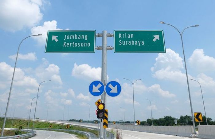 Contoh plang rambu lalu lintas berwarna hijau.