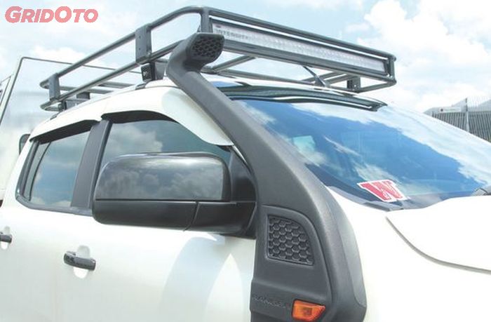 Ford Ranger ini sudah dilengkapi dengan snorkel dan roof rack bikinan sendiri