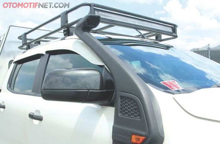 Ford Ranger ini sudah dilengkapi dengan snorkel dan roof rack bikinan sendiri