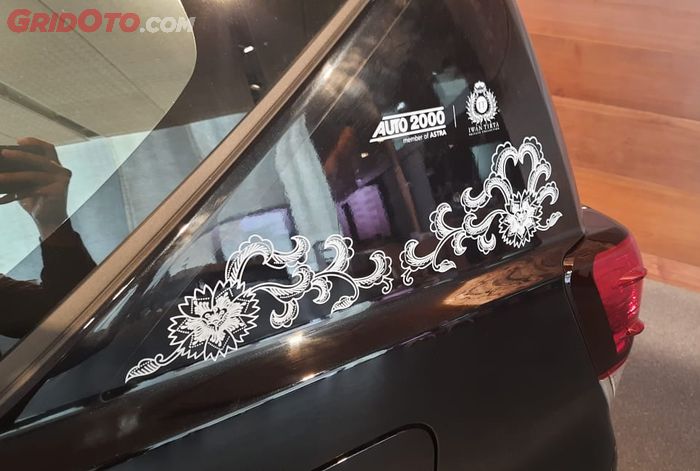 Sticker Auto2000 dan Iwan Tirta di vodi samping Kijang Innova Heritage Edition
