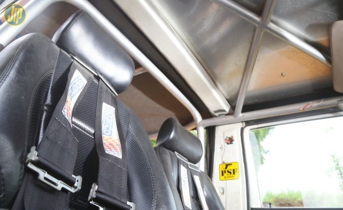 Sesekali dipakai offroad, seatbelt 4 titik dan rollbar jadi syarat safety. 