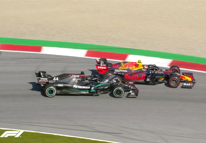 Tapi, Lewis Hamilton yang berada di sisi bagian dalam lintasan menyenggol ban belakang Alexander Albon dan membuat pembalap Red Bull tersebut keluar lintasan