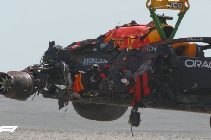 Mobil Red Bull RB16B milik Max Verstappen hancur setelah crash di lap pertama F1 Inggris 2021
