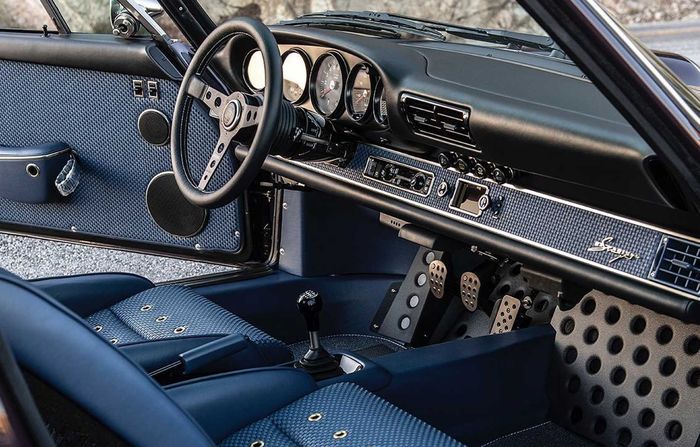 Tampilan kabin restomod Porsche 911 kreasi Singer Vehicle Design