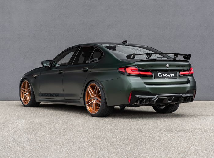 Modifikasi BMW M5 CS dipasangi body kit aerodinamis berbahan serat karbon