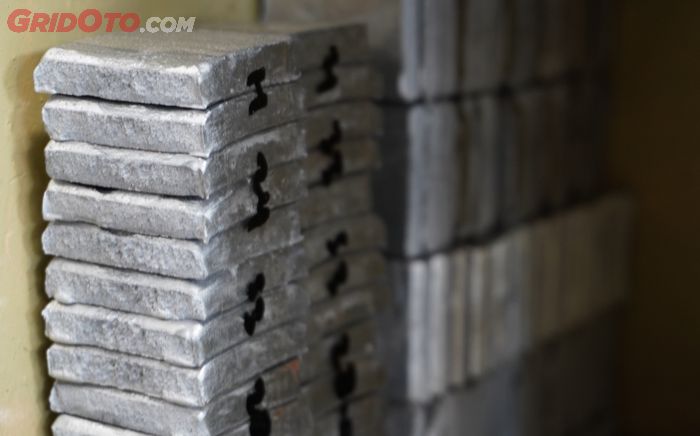Potongan Aluminium Setelah Dilebur untuk Pengecekan Kualitas Logam Sebelum Dijadikan Pelek Mobil