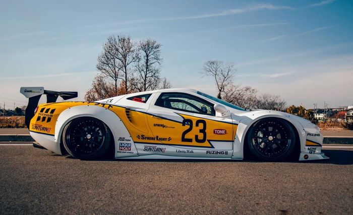 Tampilan samping modifikasi Mitsuoka Orochi garapan Liberty Walk