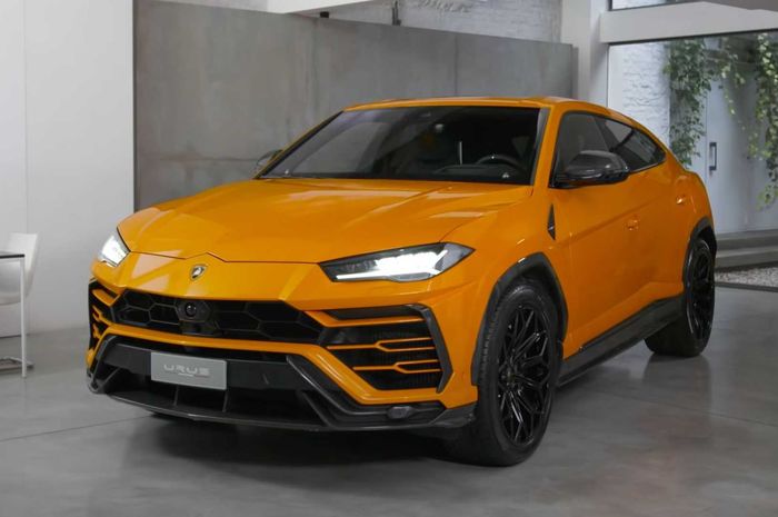 Aksesori resmi full serat karbon buat Lamborghini Urus