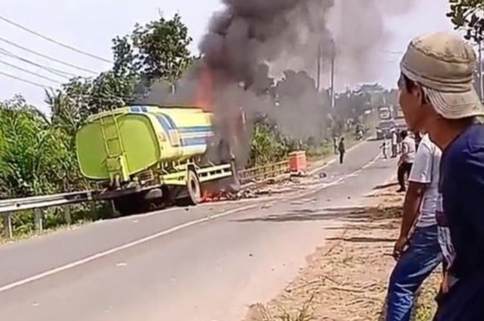 Kondisi truk tangki yang menglami terbakar tabrak pengendara motor yang berboncngan dngan anaknya. 