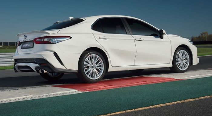 Tampilan samping Toyota Camry baru dikemas cukup simpel