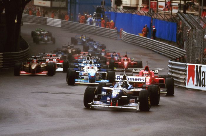 Damon Hill mengambil alih posisi terdepan dari Michael Schumacher saat start F1 Monako 1996