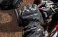 Street Manners: Ini Alasan Wajib Pakai Sarung Tangan Full Finger Saat Riding
