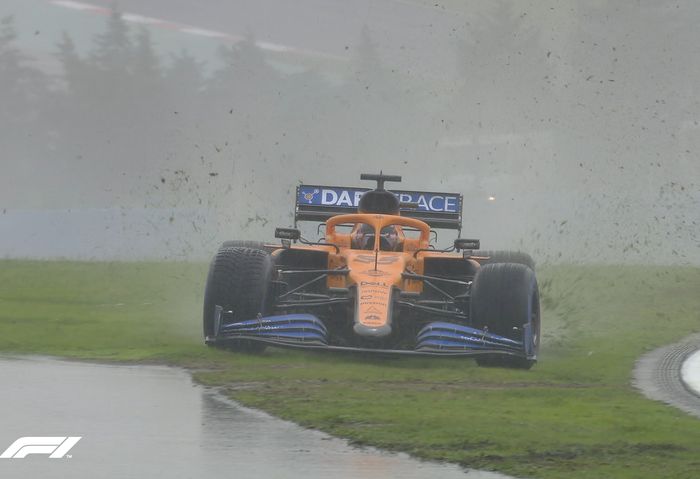 Carlos Sainz (McLaren) yang melintir usai kehilangan kendali mobilnya, beruntung ia tidak menabrak pagar pembatas