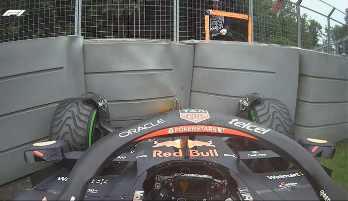 Hidung mobil Red Bull RB18 yang dikemudikan Sergio Perez menabrak dinding pembatas pada kualifikasi F1 Kanada 2022