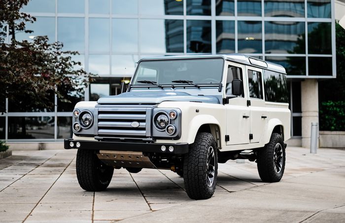 Restorasi Land Rover Defender 110 masih berlajut ke sektor mesin dan kaki-kaki