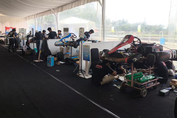 Para mahasiswa dari 15 perguruan tinggi se-Indonesia tertantang membangun gokart listrik terbaik