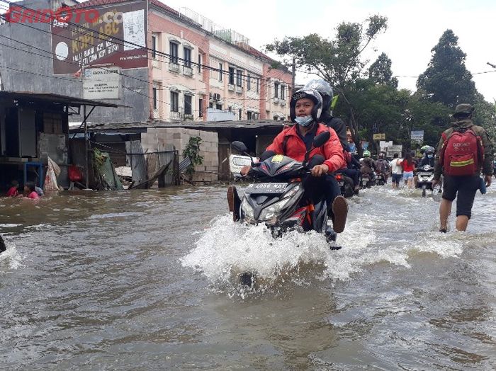 Motor menerobos banjir