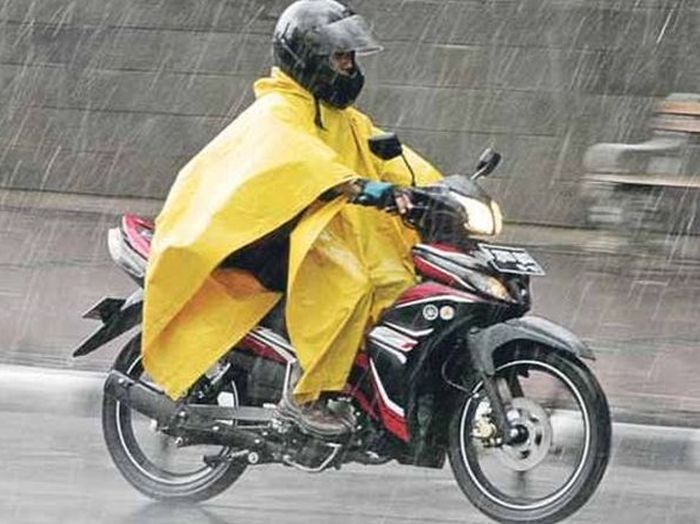 Jas hujan yang memiliki banyak rongga mengganggu konsentrasi berkendara