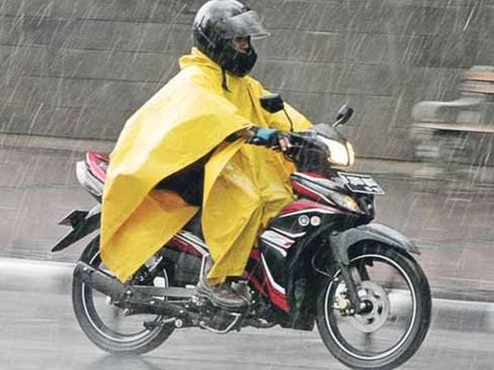 Jas hujan yang memiliki banyak rongga mengganggu konsentrasi berkendara