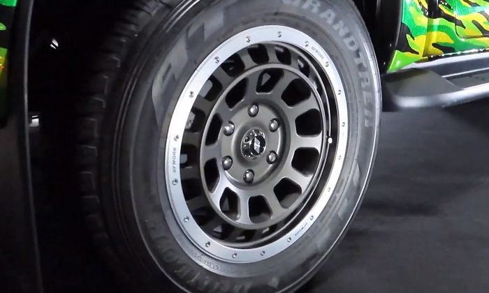 Toyota Hilux ditopang pelek Work dibungkus ban Dunlop Grandtrex A/T