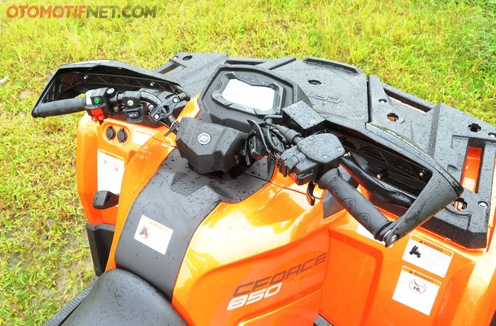 Setang CFMOTO CFORCE 850XC cukup lebar dan enteng karena dilengkapi EPS