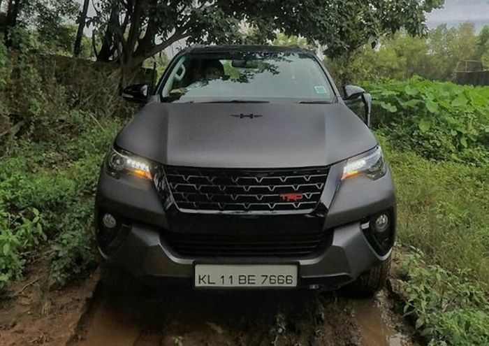 Modifikasi Toyota Fortuner tampil sangar dengan jubah serba hitam 