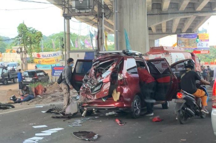 Kecelakaan lalu lintas di kawasan Jakarta Timur, tepatnya di dekat Citra Grand Cibubur CBD, Senin (18/7/2022).
