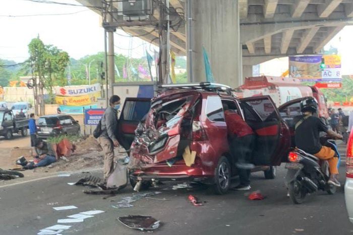 Kecelakaan maut Cibubur antara truk Pertamina dengan kendaraan lain di Jalan Transyogi dekat Citra Grand Cibubur CBD, Senin (18/7/2022).