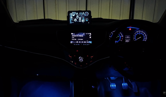 Tampilan kabin Suzuki Baleno dengan lampu ambient