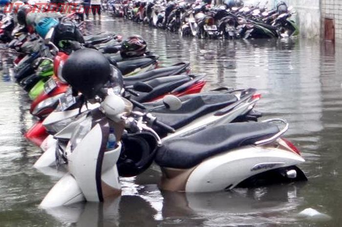 Motor terendam banjir