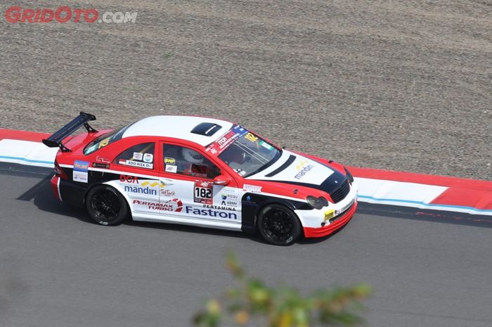 Edo Riza andalkan Mercedes-Benz W203 saat berlaga di kelas ITCR 3600 Max Kejurnas bersama tim Indostar Motorsport