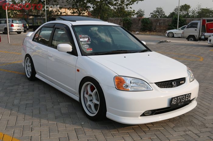 Honda Civic tahun 2001 dibuat bergaya street racing