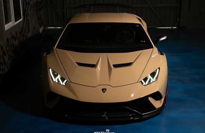 Lamborghini Huracan Performante pakai body kit motif marmer