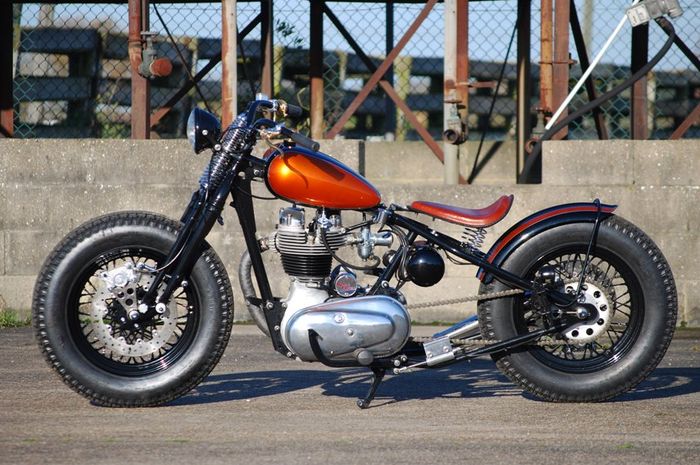 Royal Enfield 350 bergaya bobber garapan Solow Choppers